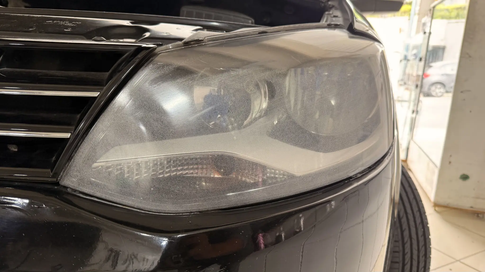 Farol antes da revitalização, amarelado e opaco