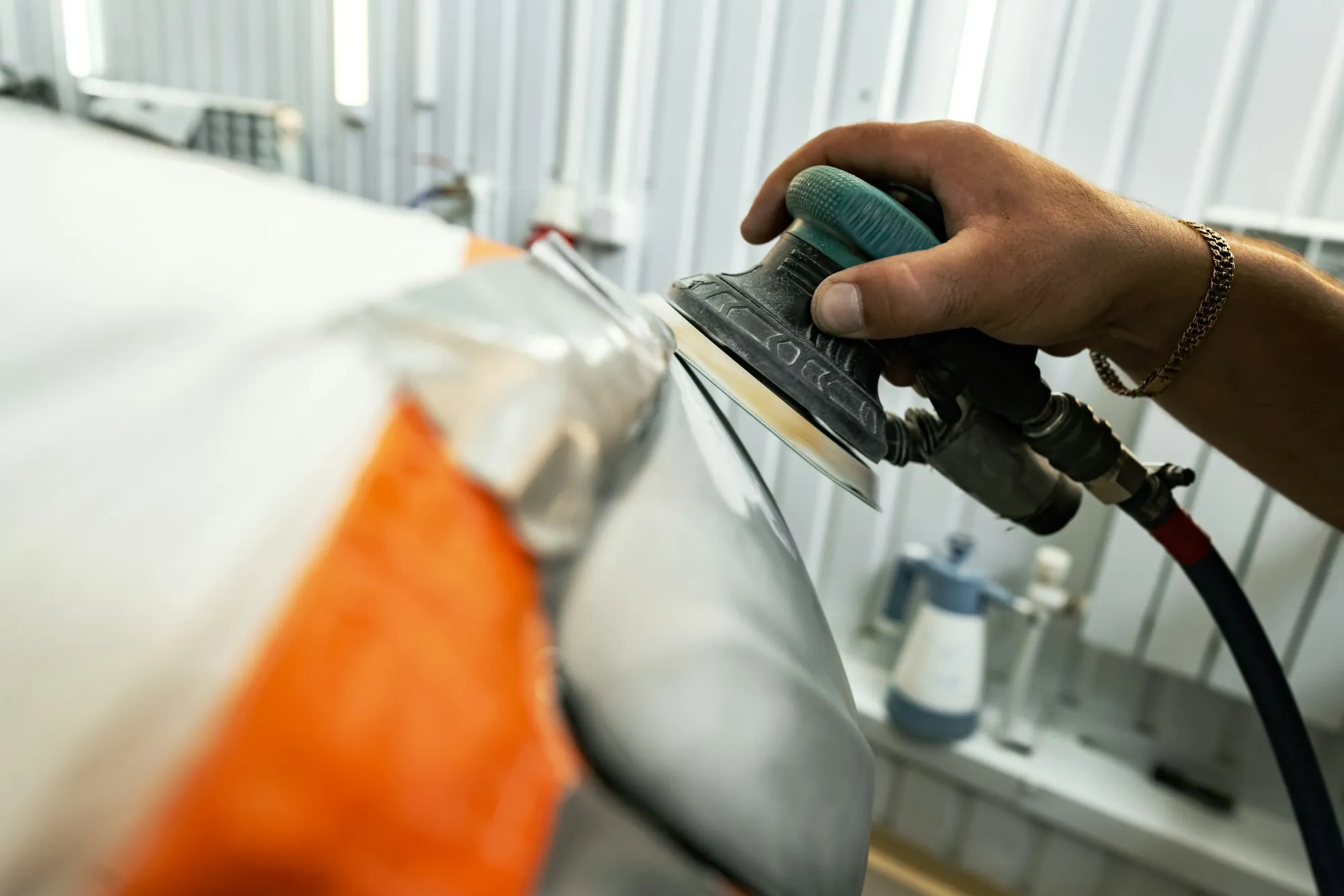 Lixamento manual no processo de revitalização de farol automotivo