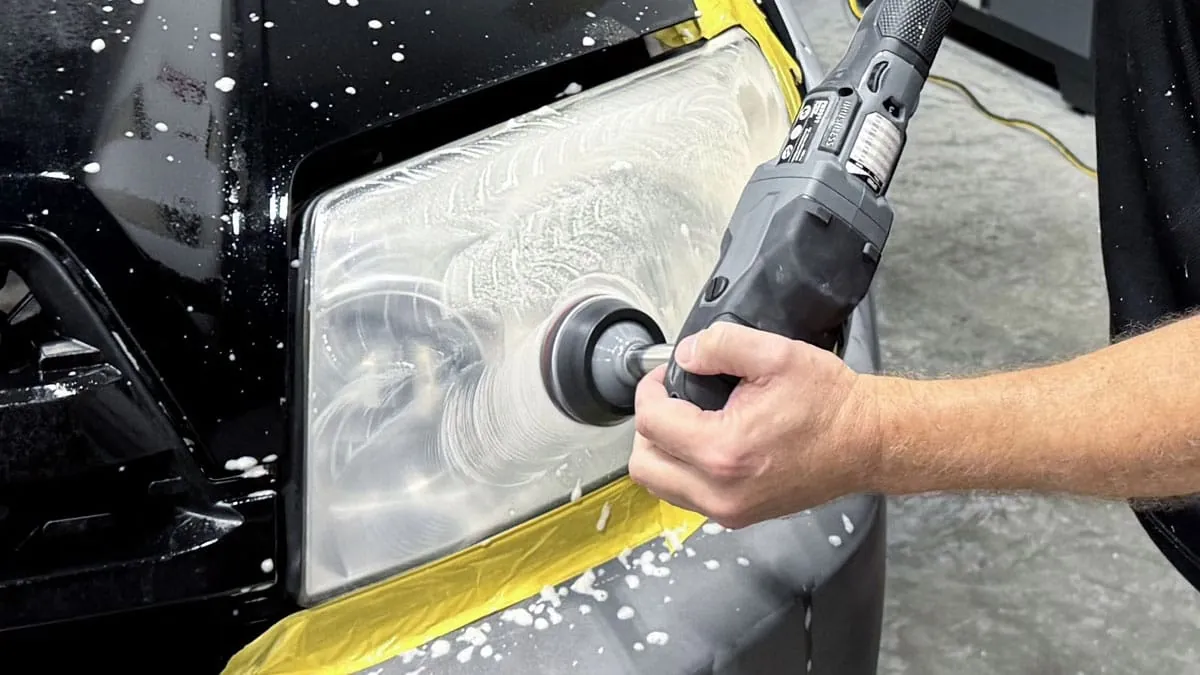 Revitalizando farol no carro durante o processo de restauração